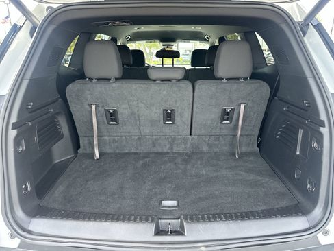 Used 2025 GMC Acadia Elevation image 33