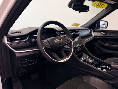 Used 2023 Jeep Grand Cherokee Altitude AWD/4WD image 10