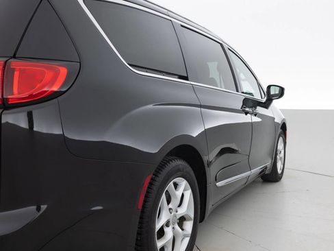Used 2018 Chrysler Pacifica Touring-L w/ Tire & Wheel Group image 14