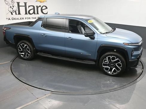 Used 2025 Chevrolet Silverado EV RST AWD/4WD image 42