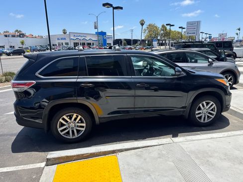 Used 2015 Toyota Highlander LE FWD image 2