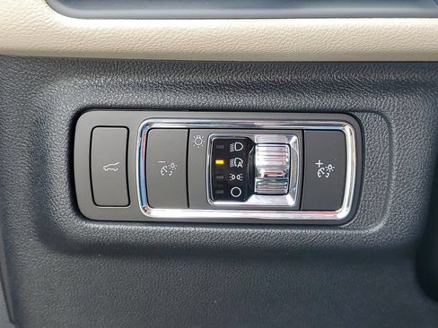 Used 2025 Lincoln Corsair AWD w/ Equipment Group 101A image 23
