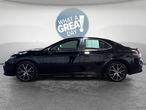 Used 2022 Toyota Camry SE w/ Cold Weather Package FWD image 7