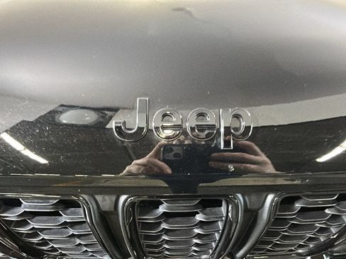 Used 2023 Jeep Grand Cherokee Limited w/ Black Appearance Package AWD/4WD image 10