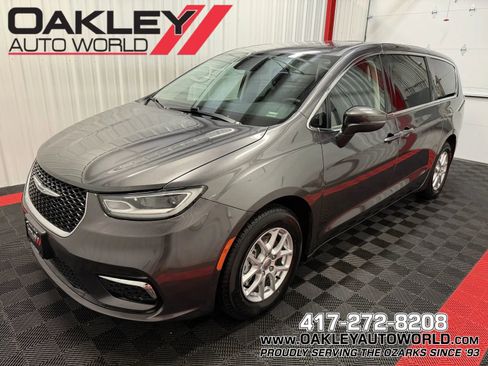 Used 2023 Chrysler Pacifica Touring-L FWD image 1