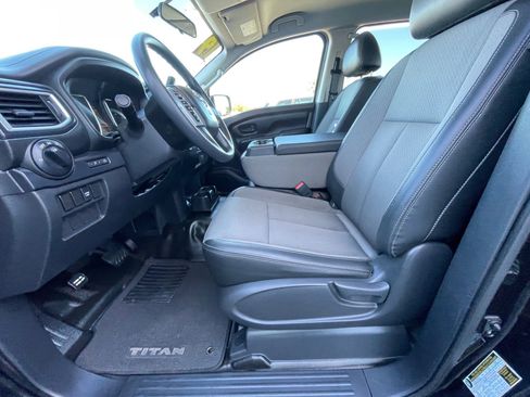 Used 2019 Nissan Titan S image 12