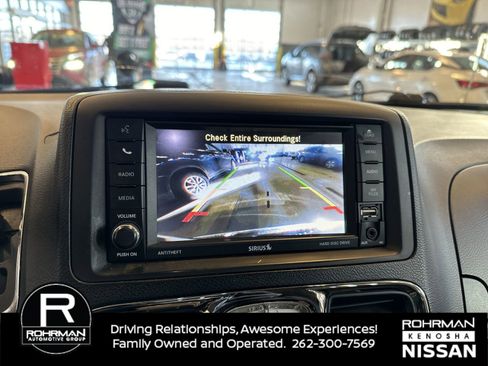 Used 2014 Chrysler Town & Country Touring image 8