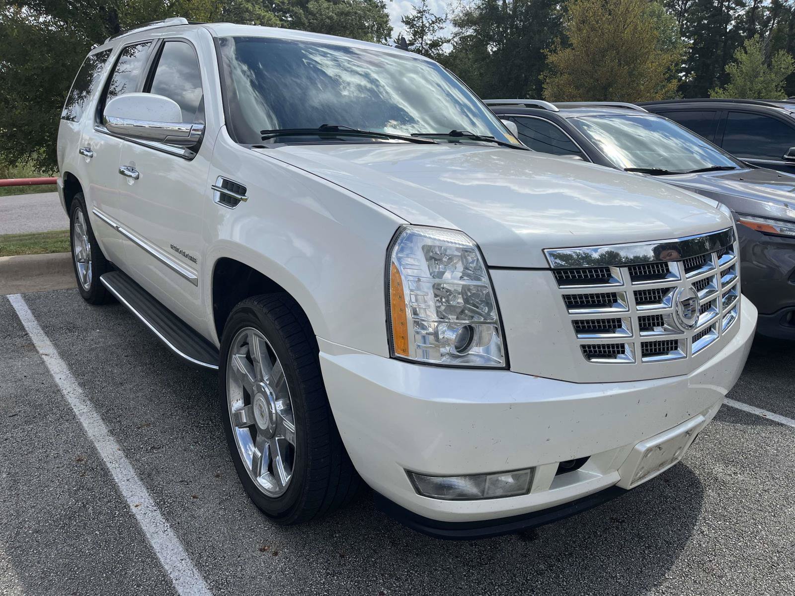 Used 2011 Cadillac Escalade Luxury RWD image 1