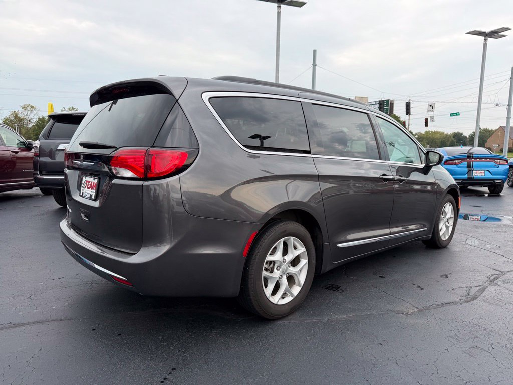 Used 2017 Chrysler Pacifica Touring Plus w/ Tire & Wheel Group FWD image 8