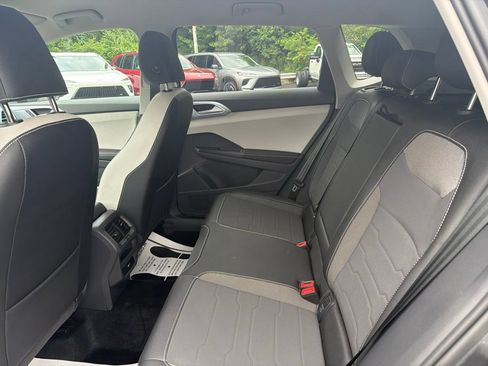 Used 2025 Volkswagen Taos SE AWD/4WD image 16