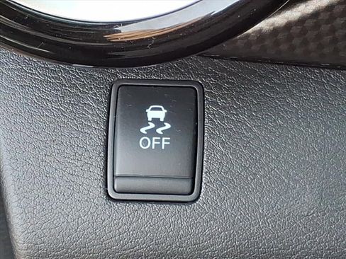 Used 2018 Nissan Kicks SV image 14