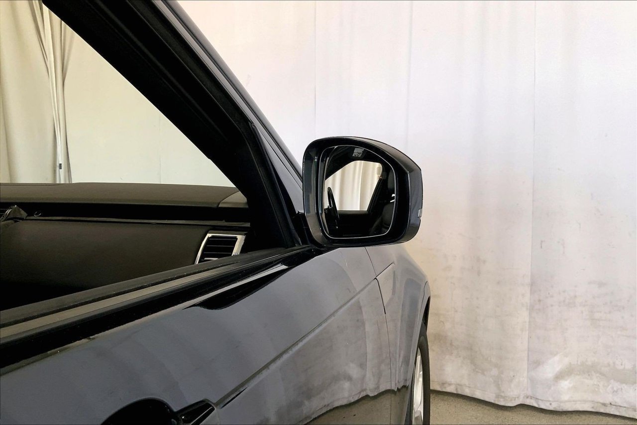 Used 2020 Land Rover Discovery SE AWD/4WD image 11