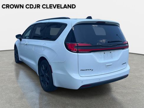 Used 2025 Chrysler Pacifica Limited FWD image 36
