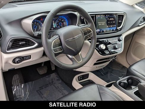 Used 2023 Chrysler Pacifica Touring-L FWD image 2