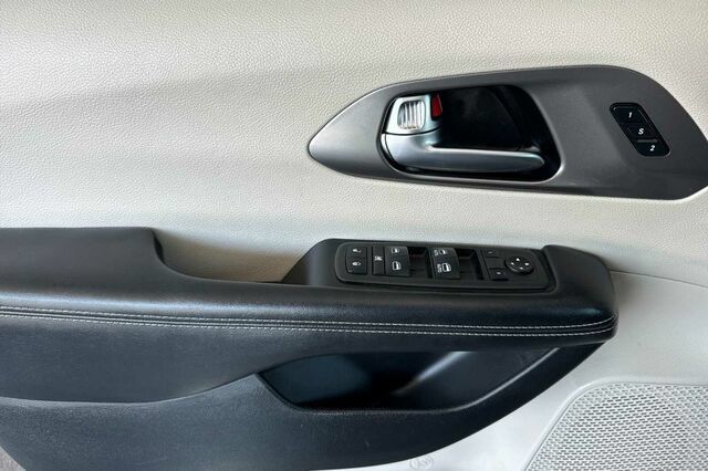 Used 2022 Chrysler Pacifica Touring-L FWD image 8