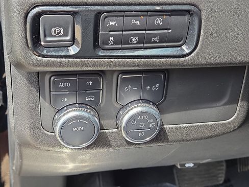 Used 2025 GMC Yukon XL Denali AWD/4WD image 24