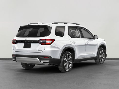 Used 2025 Honda Pilot Touring image 2