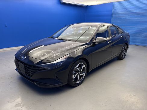 Used 2023 Hyundai Elantra SEL w/ Convenience Package FWD image 4