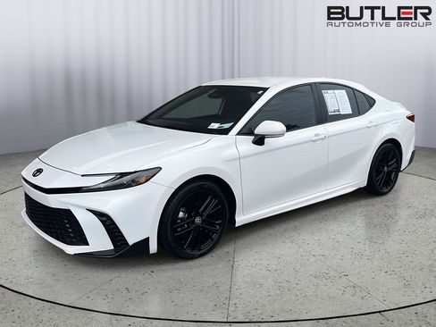 Used 2025 Toyota Camry SE w/ Convenience Package image 1