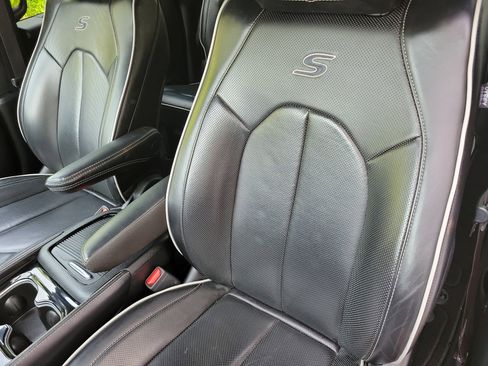 Used 2025 Chrysler Pacifica Limited FWD image 11