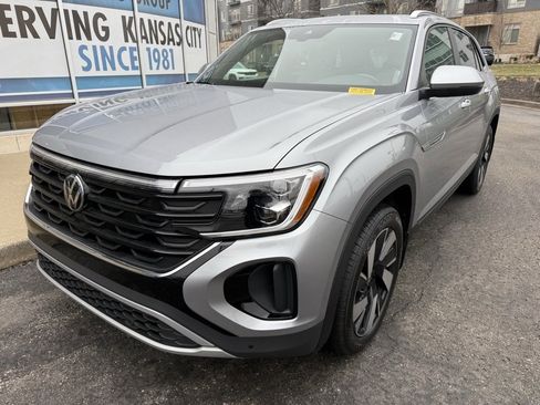 Used 2024 Volkswagen Atlas Cross Sport SE w/ Panoramic Sunroof Package image 2