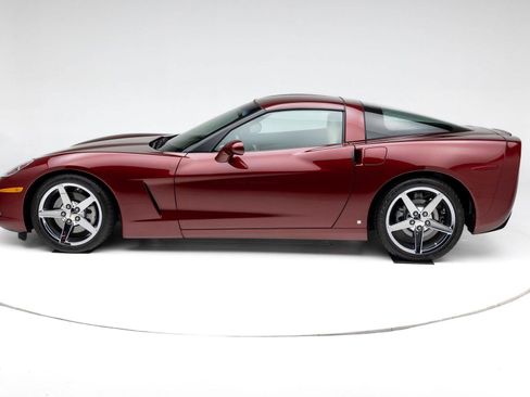 Used 2007 Chevrolet Corvette Coupe w/ Preferred Equipment Group RWD image 9