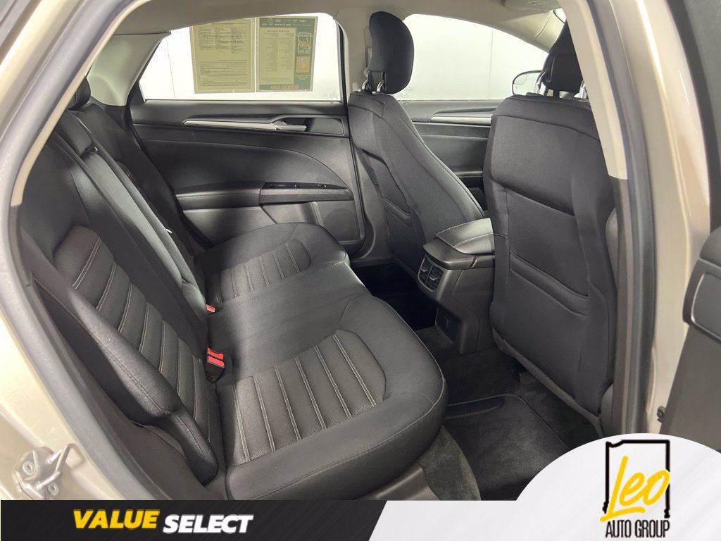 Used 2015 Ford Fusion SE FWD image 16