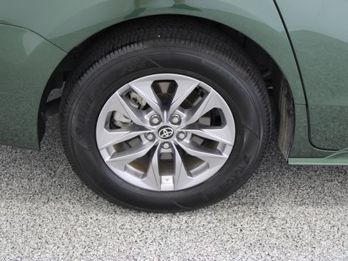 Used 2026 Toyota Sienna XLE FWD image 6