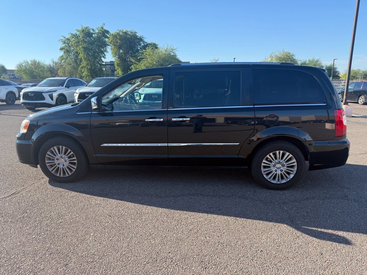Used 2013 Chrysler Town & Country Limited w/ Luxury Group FWD image 8