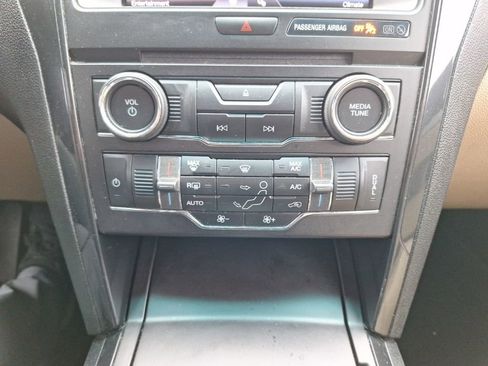Used 2016 Ford Explorer XLT FWD image 12