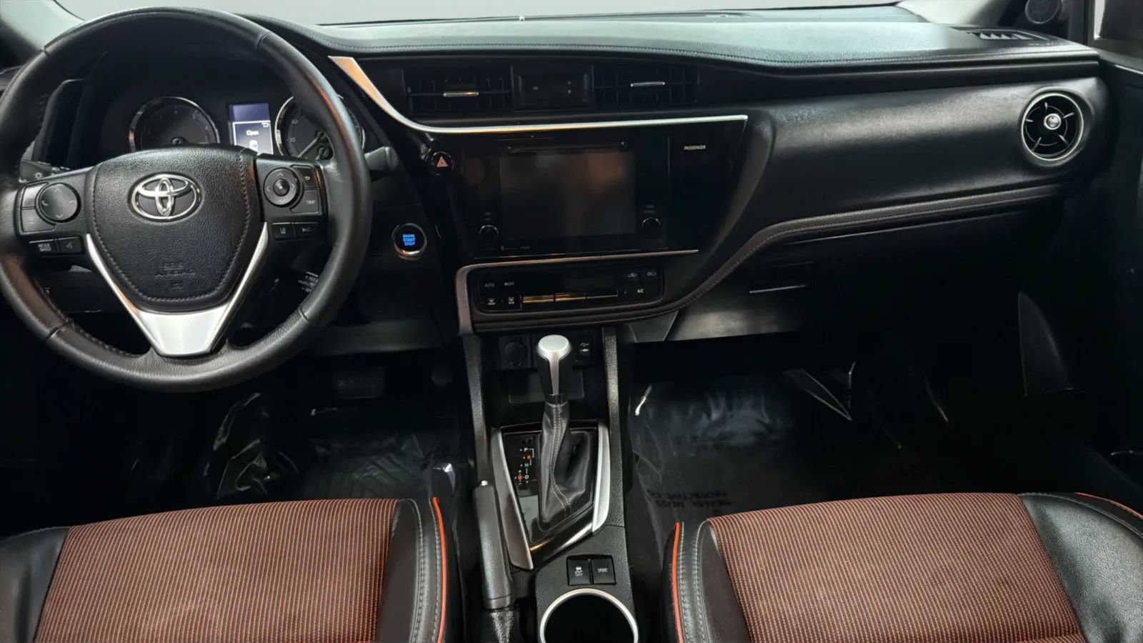 Used 2017 Toyota Corolla SE w/ SE Premium Package FWD image 17