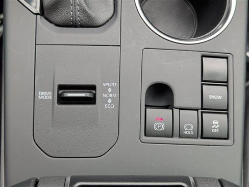 Used 2025 Toyota Highlander XLE FWD image 16