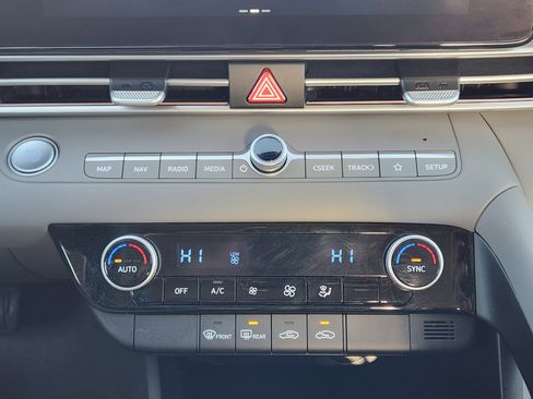 Used 2024 Hyundai Elantra SEL image 19