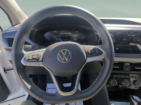 Used 2023 Volkswagen Taos SE w/ Panoramic Sunroof Package AWD/4WD image 9