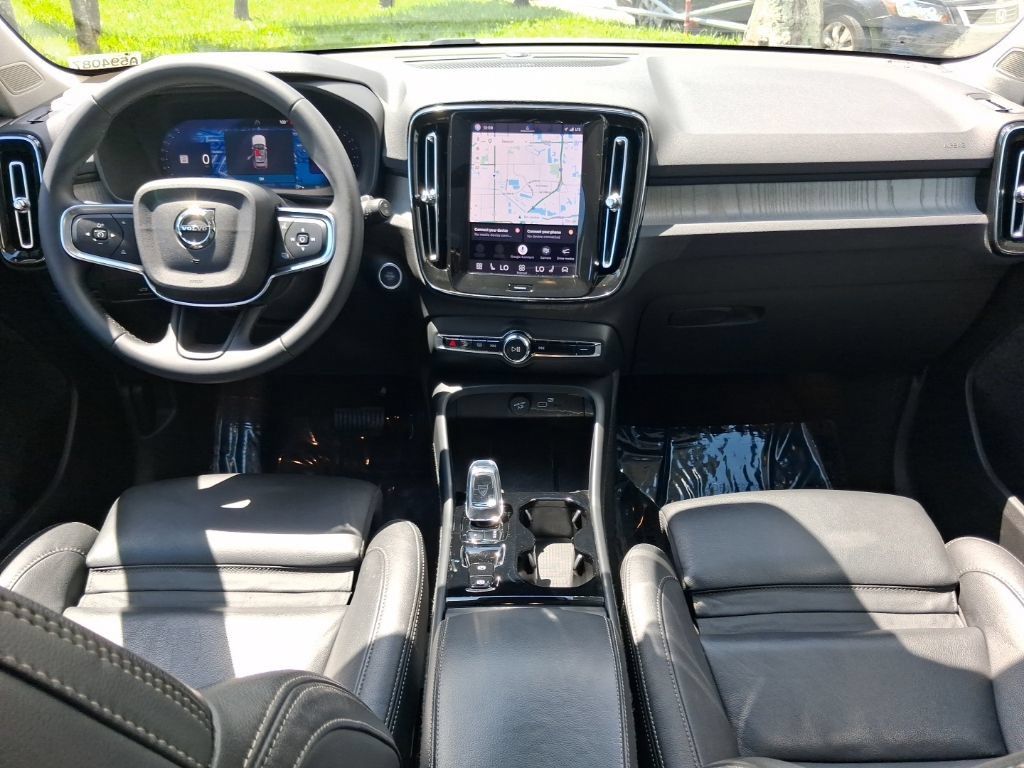 Used 2025 Volvo XC40 B5 Ultra AWD/4WD image 10