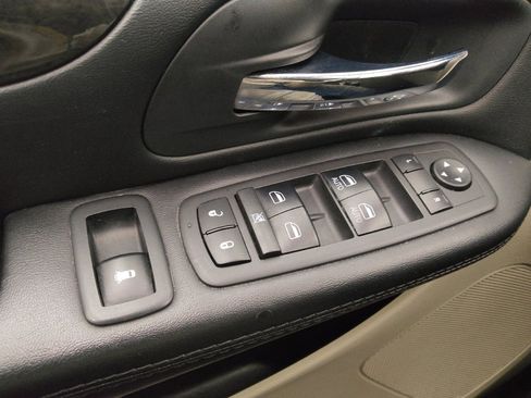 Used 2019 Dodge Grand Caravan SE w/ UConnect Hands-Free Group image 27