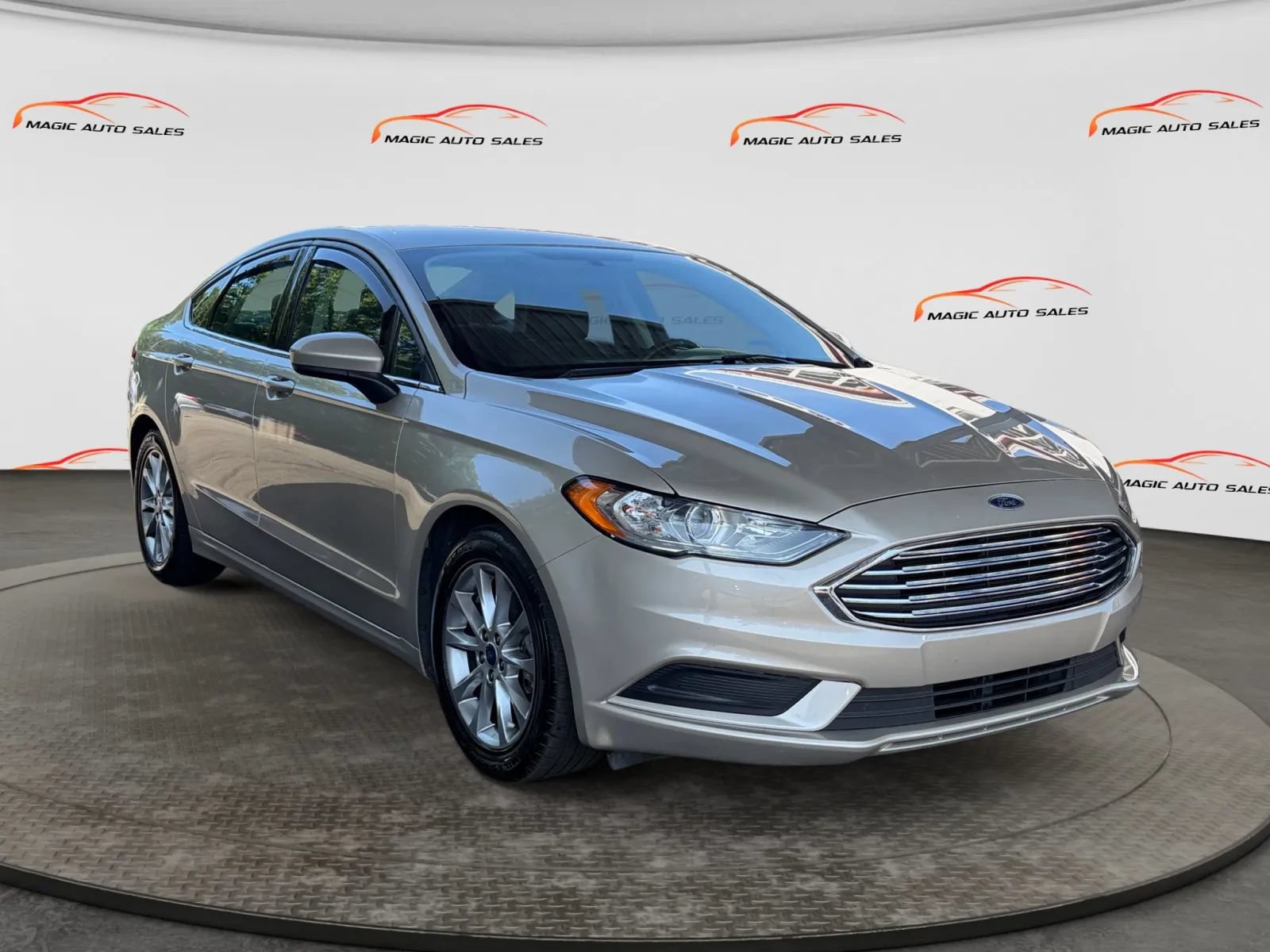 Used 2017 Ford Fusion SE w/ Fusion SE Technology Package FWD image 5