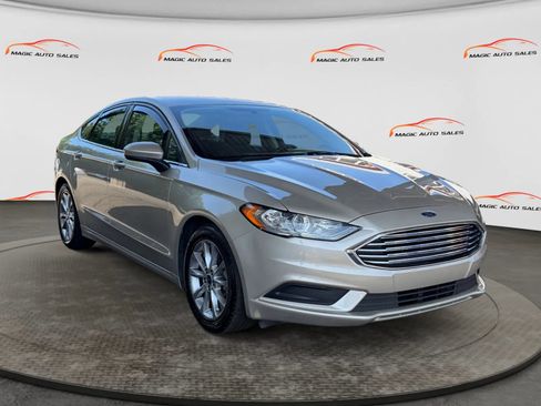 Used 2017 Ford Fusion SE w/ Fusion SE Technology Package FWD image 5