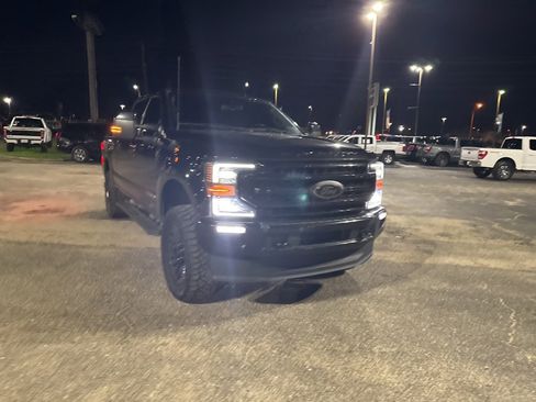 Certified 2022 Ford F250 Lariat w/ Black Appearance Package image 2