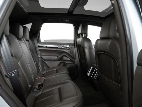 Used 2018 Porsche Cayenne Platinum Edition w/ Premium Package image 22