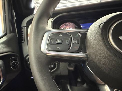 Used 2025 Jeep Wrangler Unlimited Sahara AWD/4WD image 24