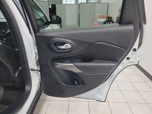 Used 2019 Jeep Cherokee Limited image 16