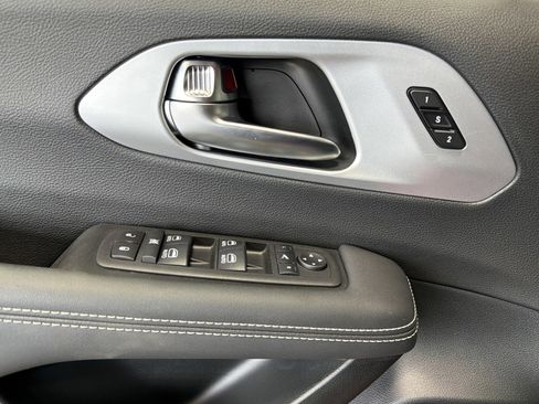 Used 2025 Chrysler Pacifica Limited AWD/4WD image 16