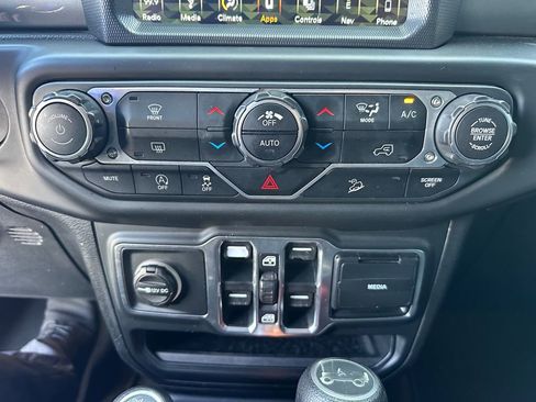 Used 2018 Jeep Wrangler Unlimited Sahara image 27