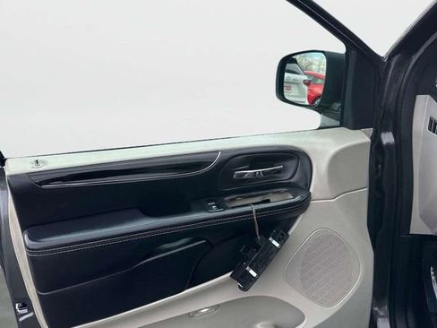 Used 2019 Dodge Grand Caravan SXT image 22