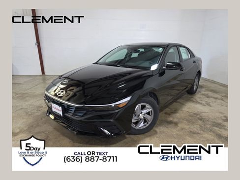 Used 2025 Hyundai Elantra SE image 1