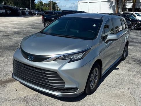 Used 2022 Toyota Sienna LE AWD/4WD image 1