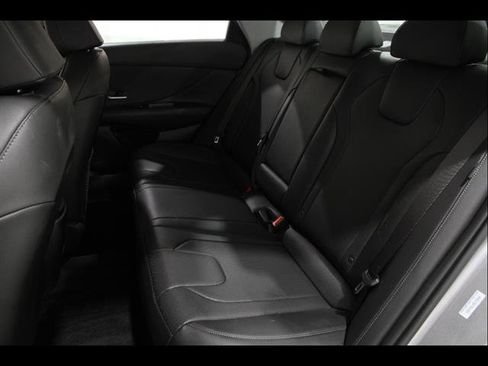 Used 2025 Hyundai Elantra Limited image 18