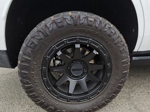 Used 2023 GMC Yukon AT4 AWD/4WD image 2