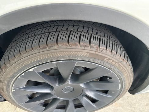 Used 2024 Tesla Model Y Long Range AWD/4WD image 3
